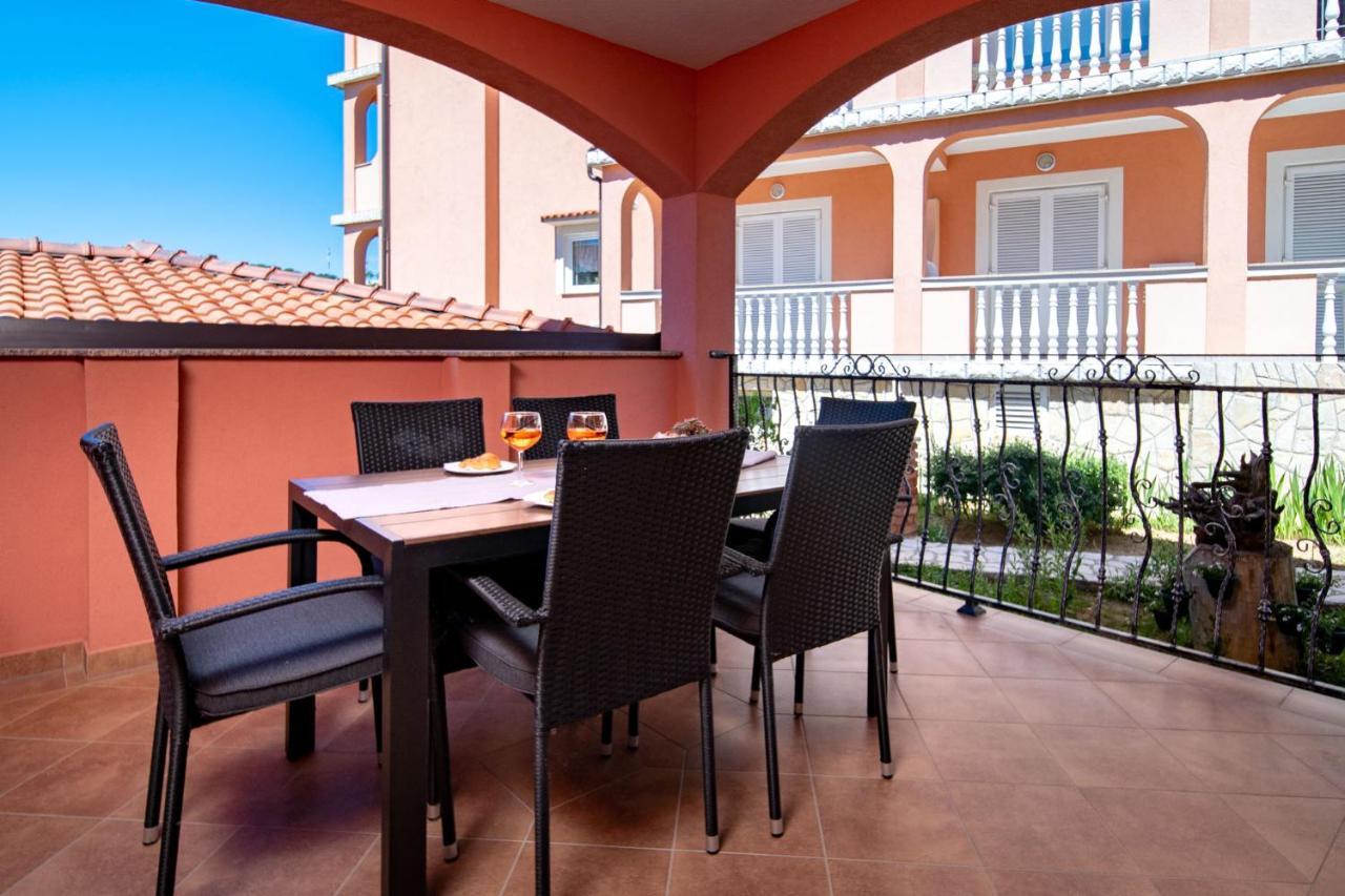 Mistral Apartments Lopar Exterior photo