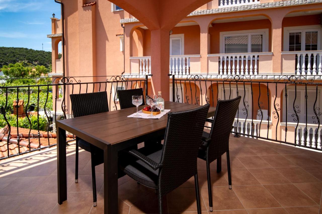 Mistral Apartments Lopar Exterior photo